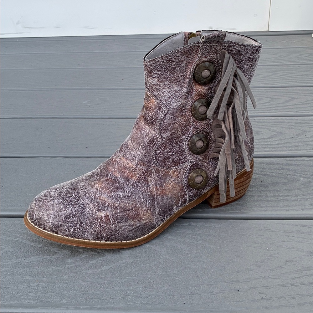Avanti Dolly Distressed Ankle Booties with Fringe Multicolor Size 10 NWOT